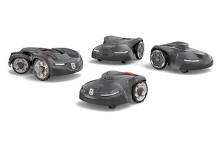 Neljä Husqvarnan robottiruohonleikkuria eri kulmista studioympäristössä.