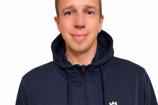 Isik, kes kannab jopet Husqvarna ja Baseilo logodega.