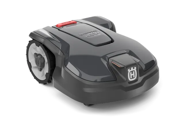 Husqvarna Automower® 310 Mark II. Vedere laterală a unei mașini de tuns iarba robotizate Husqvarna cu roți vizibile și panou de control.